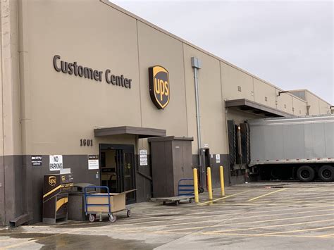 A <b>UPS</b> <b>Customer</b> <b>Center</b> is a <b>UPS</b>-owned and staffed shipping location equipped to assist you with any <b>UPS</b> international, air or ground package shipment. . Ups customer service center